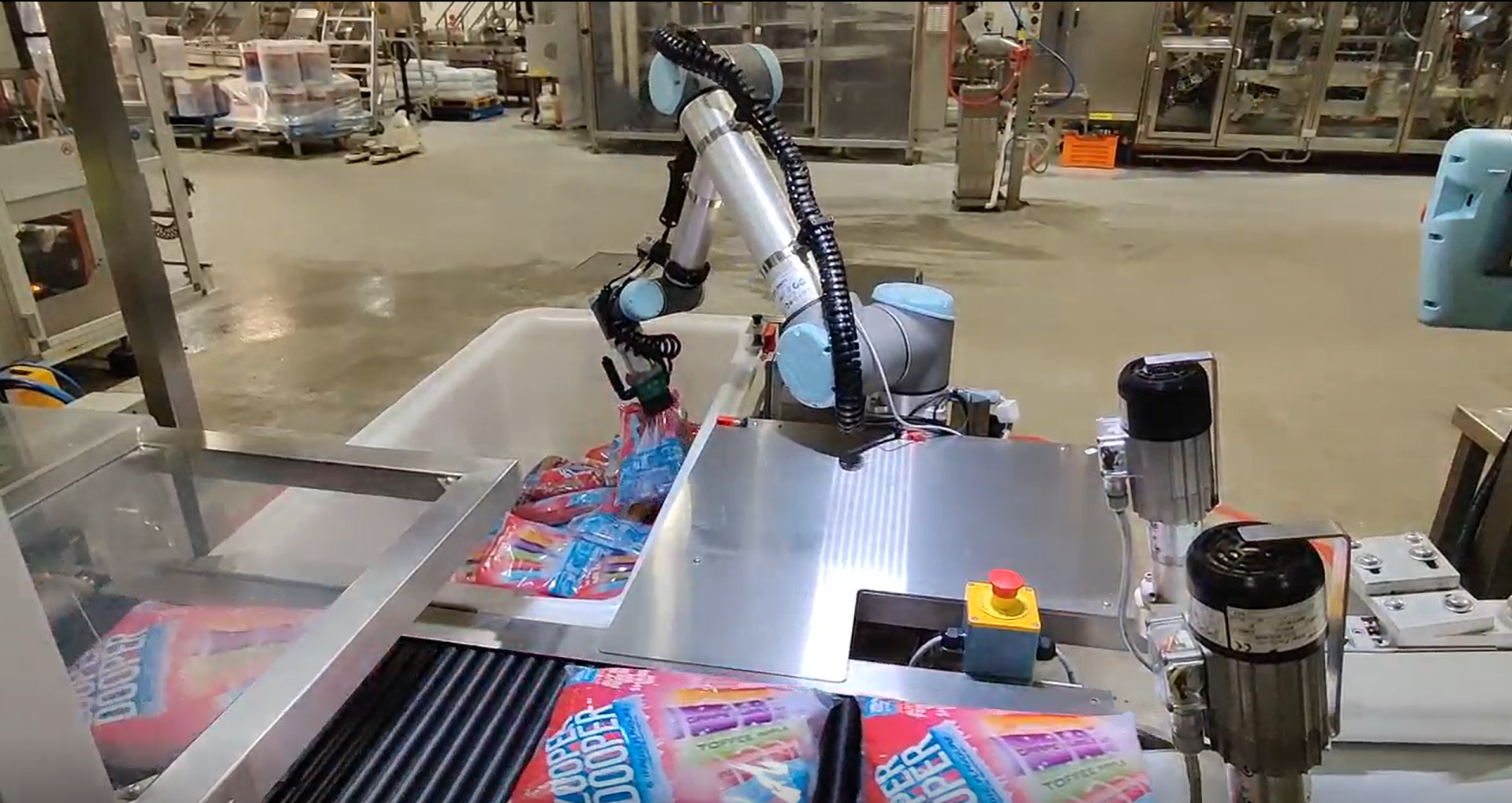 Cobot bin picking flow-wrapped packs