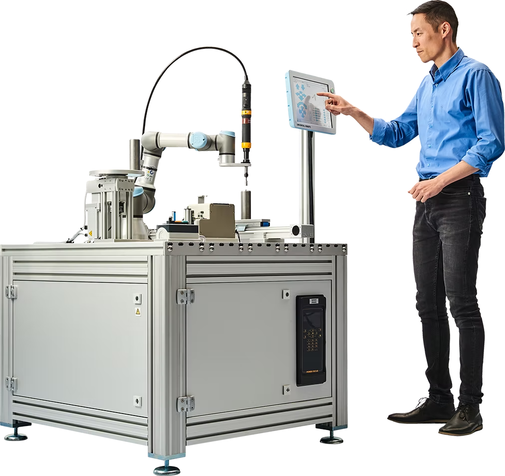 Operator with a UR machine tending cell